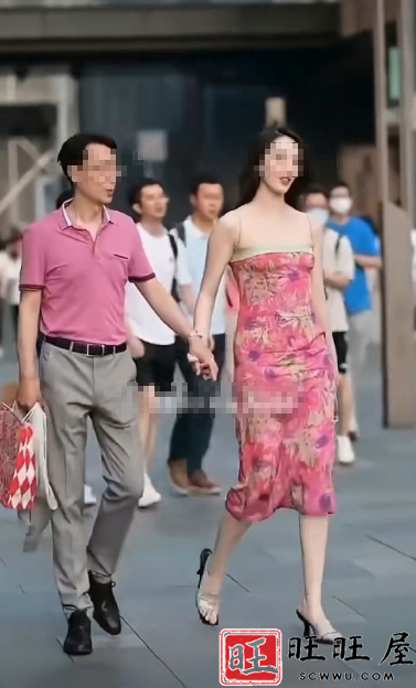 国企领导出差与“小三”牵手逛街被拍?公司通报:免职,接受纪委核查 新闻 社会 国企领导 出差 与小三 牵手 逛街 被拍 公司通报 免职 接受纪委 核查 第1张 国企领导出差与“小三”牵手逛街被拍?公司通报:免职,接受纪委核查 新闻 社会 国企领导 出差 与小三 牵手 逛街 被拍 公司通报 免职 接受纪委 核查 第1张