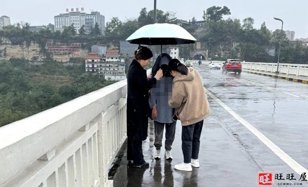 今天南部一名女孩站在桥上一动不动,路过的市民防止发生意外报警 新闻 社会 南部 一名女孩 站在桥上 一动不动 路过市民 防止 发生意外 报警 第1张 今天南部一名女孩站在桥上一动不动,路过的市民防止发生意外报警 新闻 社会 南部 一名女孩 站在桥上 一动不动 路过市民 防止 发生意外 报警 第1张