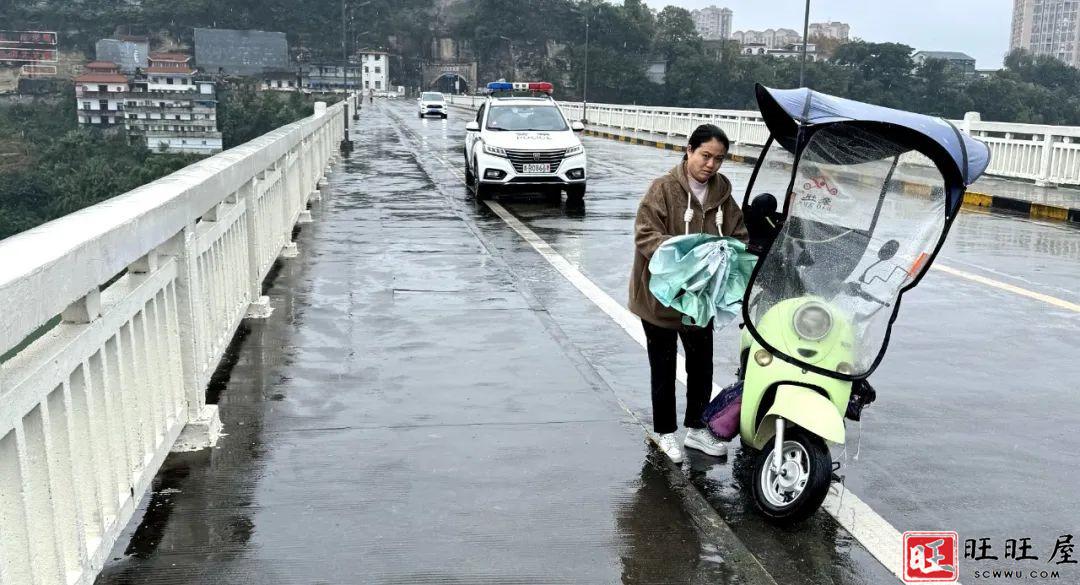 今天南部一名女孩站在桥上一动不动,路过的市民防止发生意外报警 新闻 社会 南部 一名女孩 站在桥上 一动不动 路过市民 防止 发生意外 报警 第3张 今天南部一名女孩站在桥上一动不动,路过的市民防止发生意外报警 新闻 社会 南部 一名女孩 站在桥上 一动不动 路过市民 防止 发生意外 报警 第3张