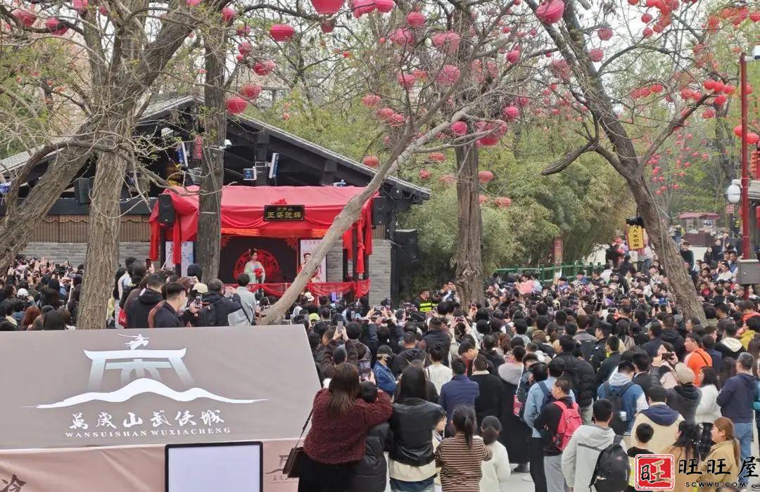 “王婆”相亲舞台火热背后:有人起大早排队盼上台,有人直播涨粉上万 新闻 社会 王婆 相亲舞台 火热背后 有人直播 涨粉上万 第1张 “王婆”相亲舞台火热背后:有人起大早排队盼上台,有人直播涨粉上万 新闻 社会 王婆 相亲舞台 火热背后 有人直播 涨粉上万 第1张