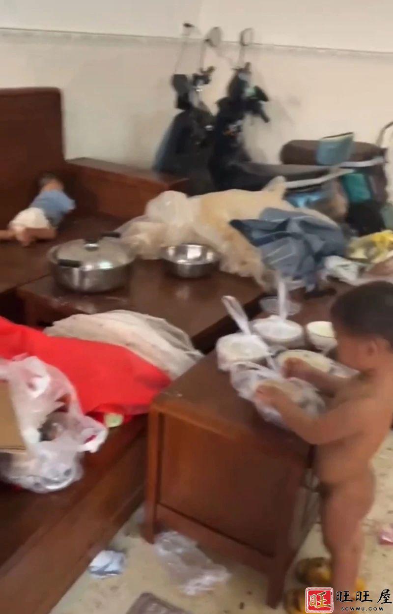 丈夫服刑妻子外出打工，3名娃娃被锁家中地上全是排泄物，当地回应